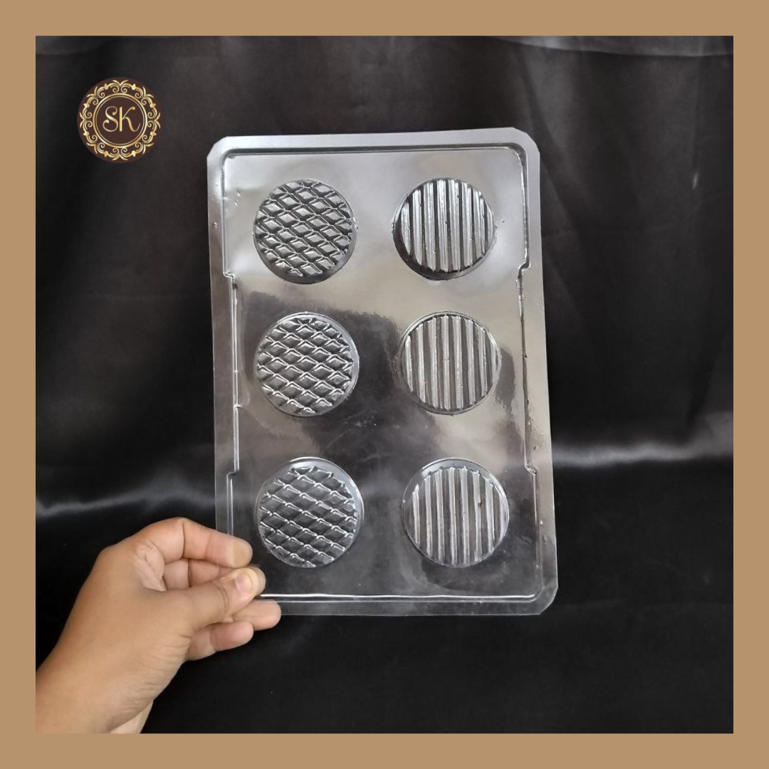 Plastic molds for outlet baking